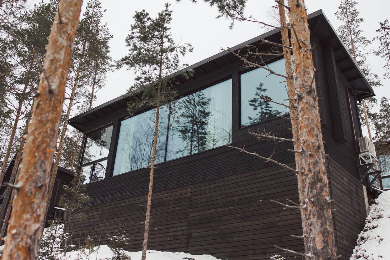 充滿禪意的黑色別墅木屋，以低調又優雅的姿態融入周遭的自然景觀之中。（© KuruResort）