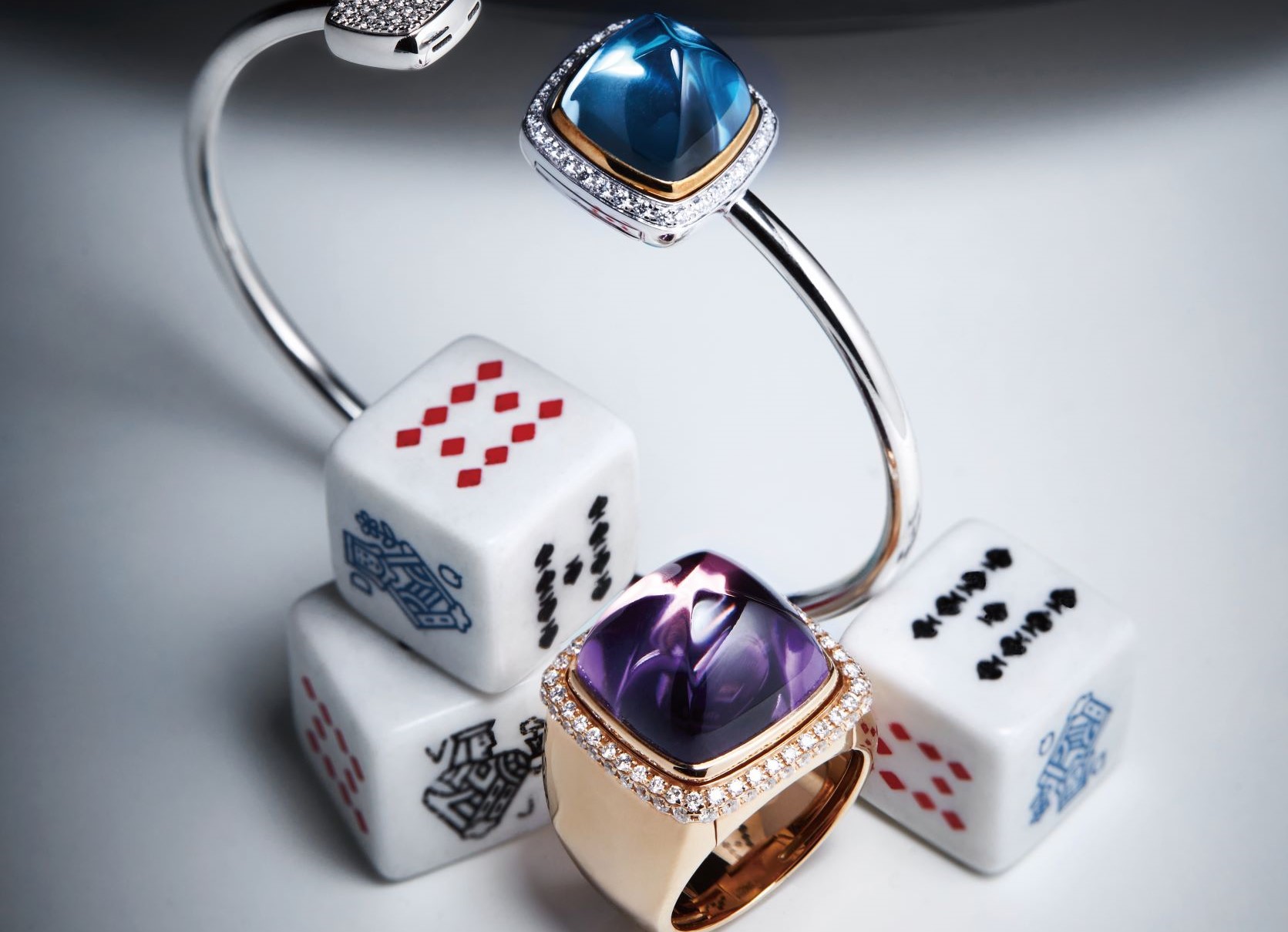 Fred Pain de Sucre 可替換式寶石手環，9.4 克拉托帕石、18K 黃金。Fred Pain de Sucre 可替換式寶石戒指，13.8 克拉圓頂切割紫晶、18K 玫瑰金。