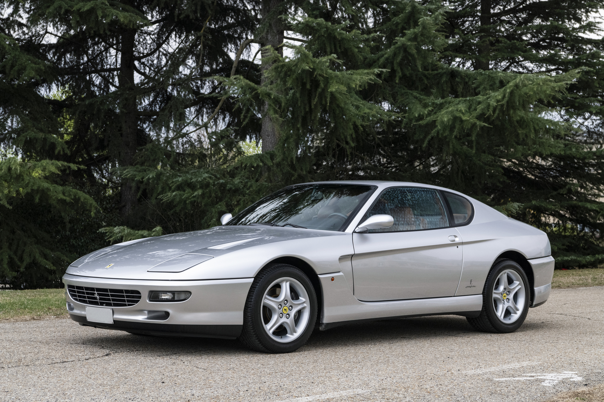Ferrari 456 GT 採用雙門車身，搭配大尺碼引擎、 高容量油箱，是標準的頂級 GT 跑車。
