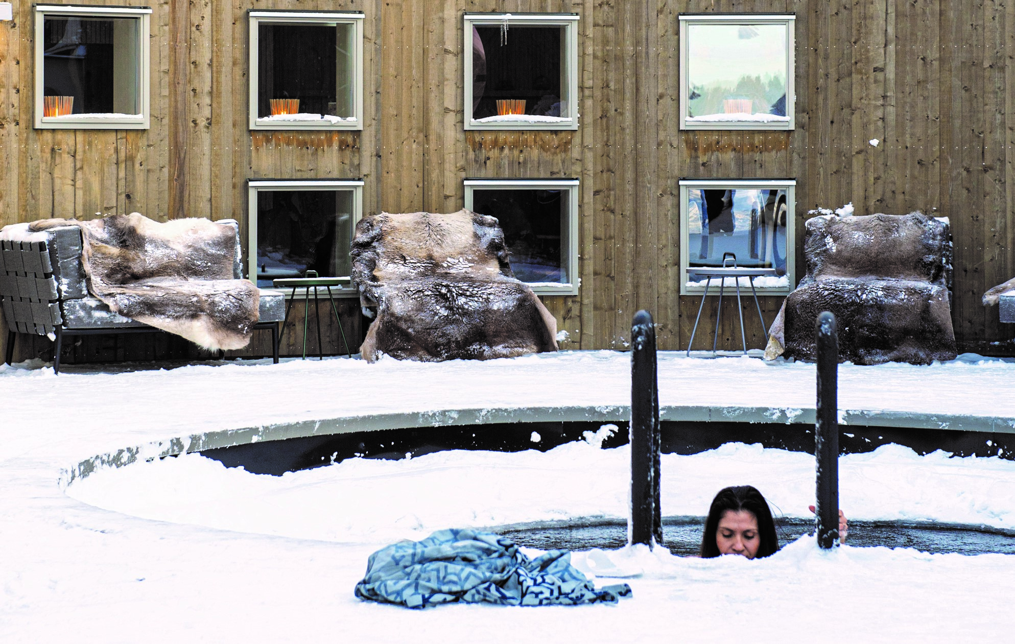 Arctic Bath 的露天河水浴池，即使在雪季時，也能與一旁木屋內的三溫暖和熱水浴池交替使用。