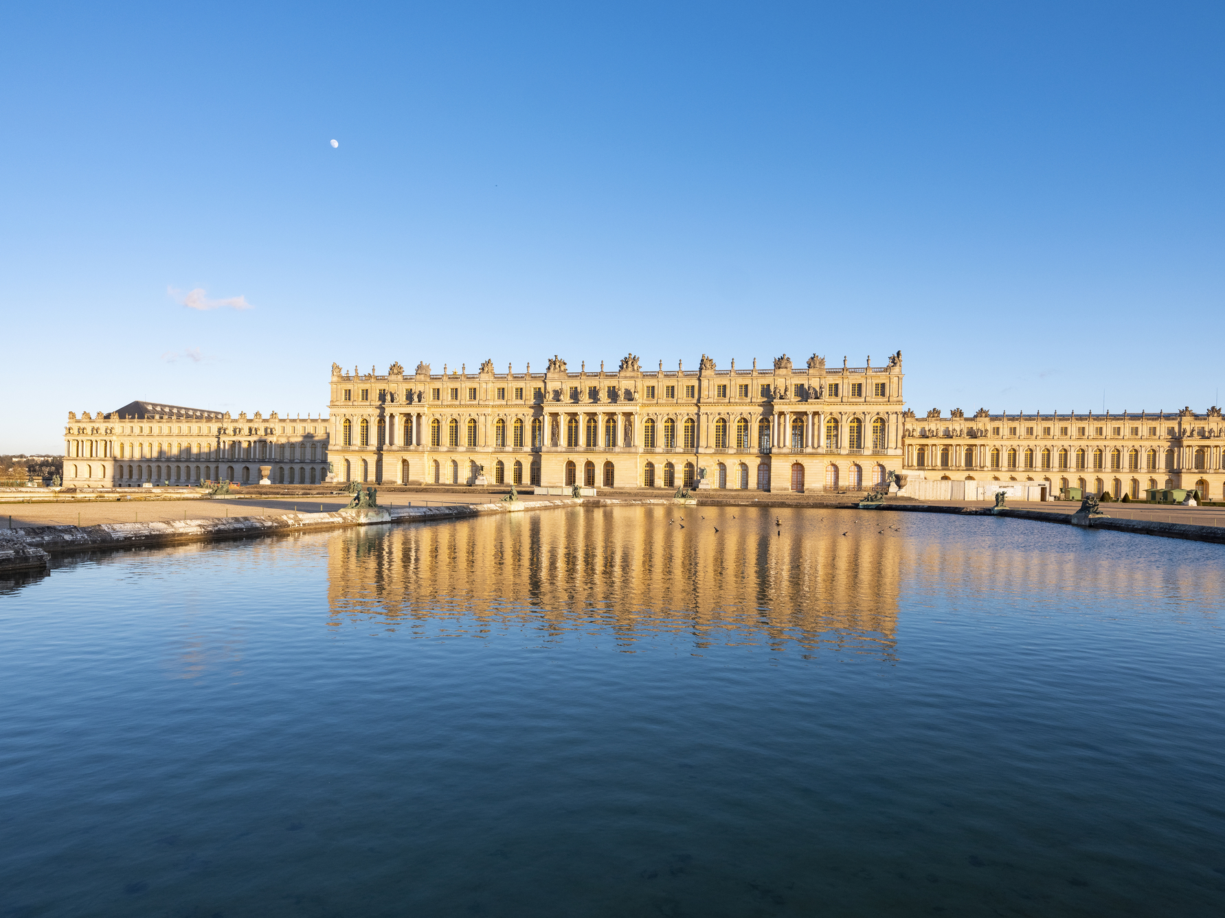 凡爾賽宮宏偉又奢華的建築風格，直接促成了 17、18 世紀的歐洲宮殿修建風潮。