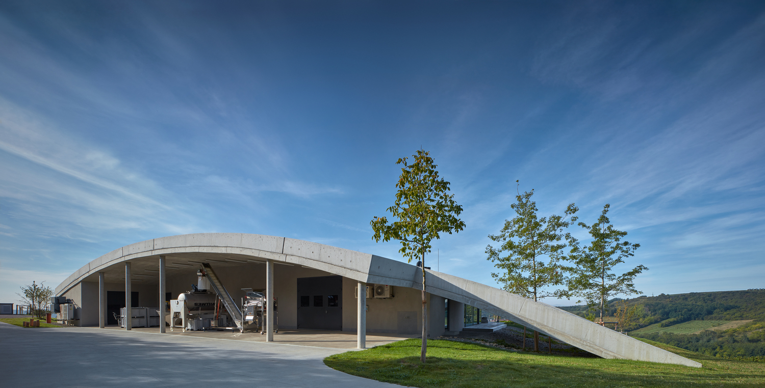 Gurdau Winery 以山丘般的設計，讓建築融入自然景觀中。