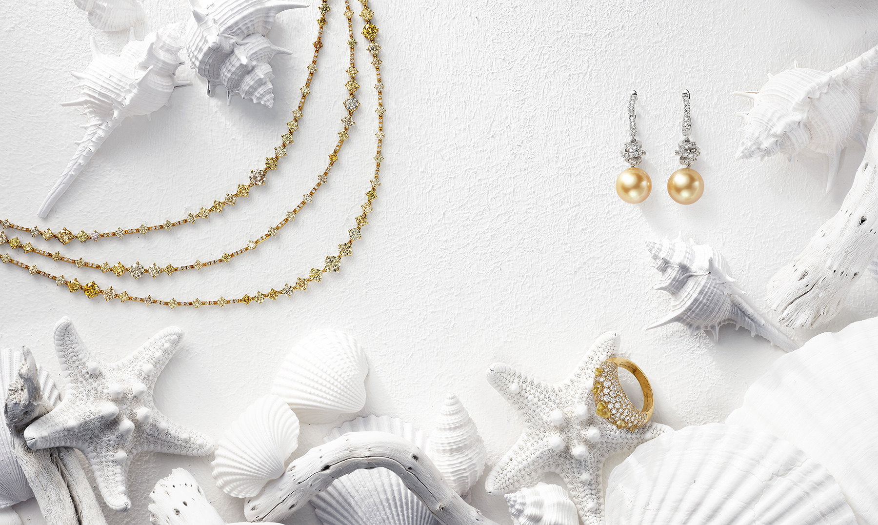 De Beers Arpeggia 18K 黄金三行钻石项链搭配黄钻。 De Beers Talisman 高级珠宝黄金白钻和黄钻戒指。 Mikimoto Day and Night 系列金色南洋珍珠钻石耳环。