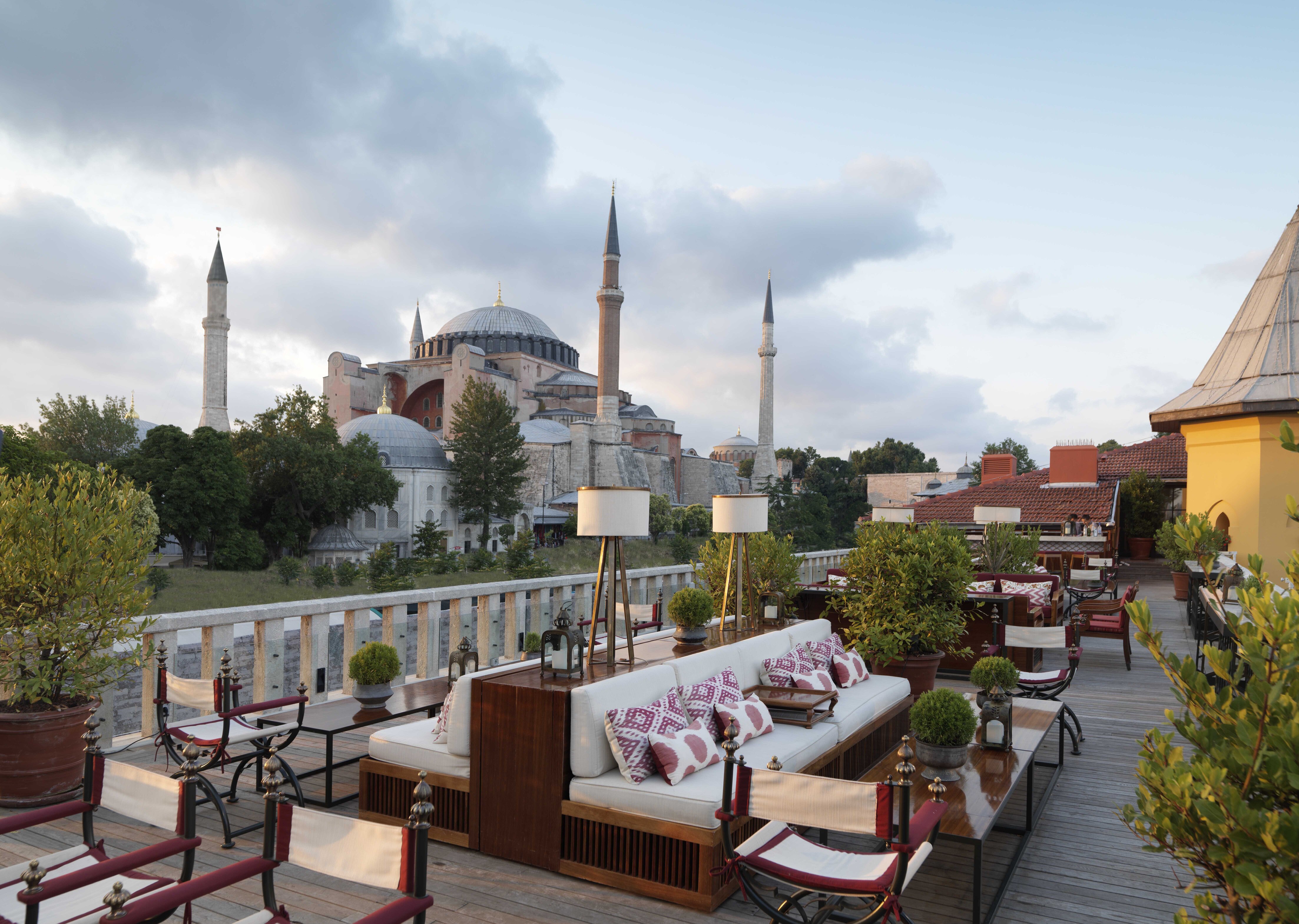 Four Seasons Hotel Istanbul at Sultanahmet 全新打造的露台 Lounge，以及一旁的圣索菲亚大教堂。 （ © Paul Thuysbaert/ Four Seasons ）