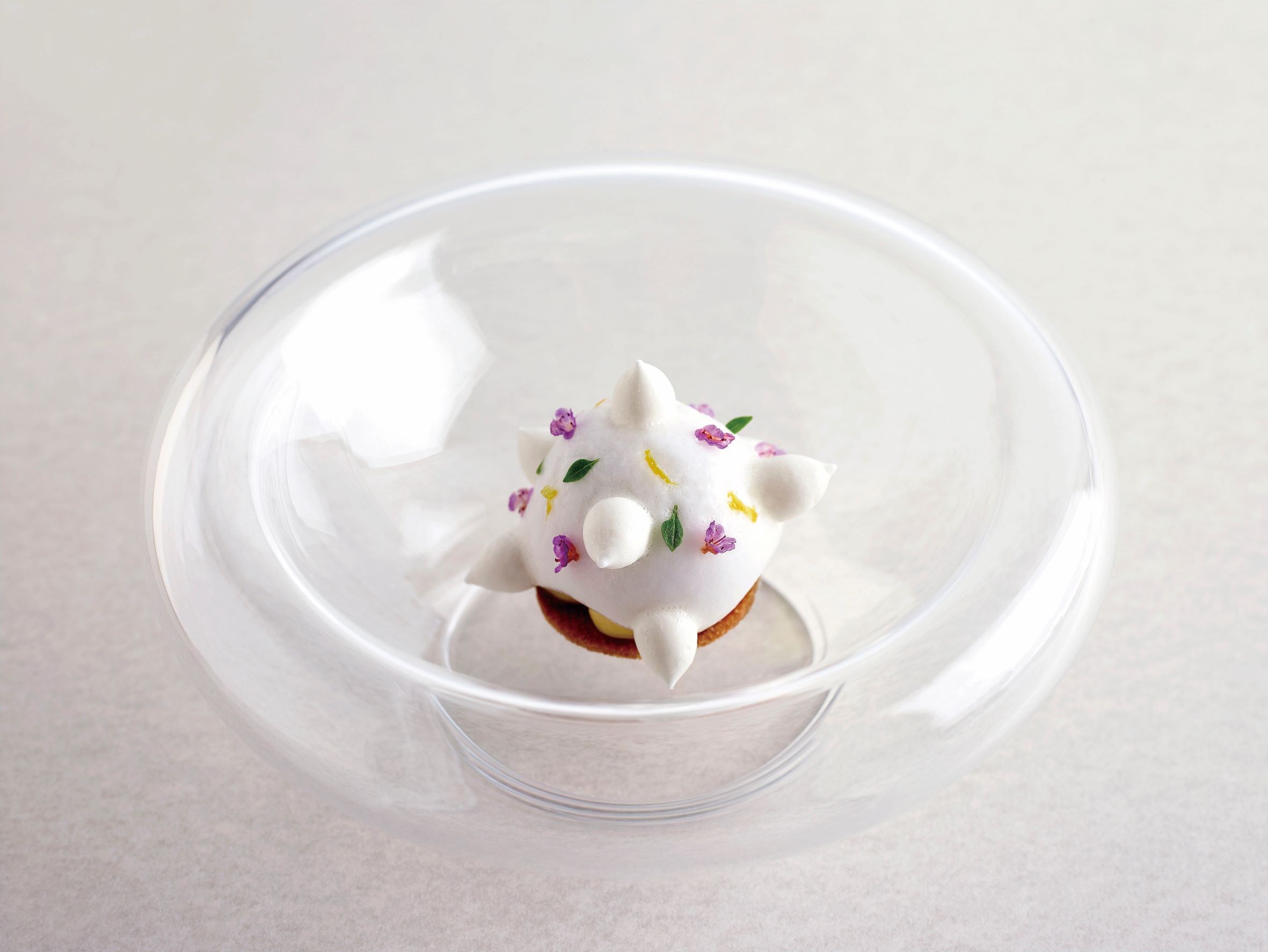 柚子塔是由布列塔尼酥餅搭配上紫蘇、羅勒，所呈現出的 Odette 經典法式甜點。