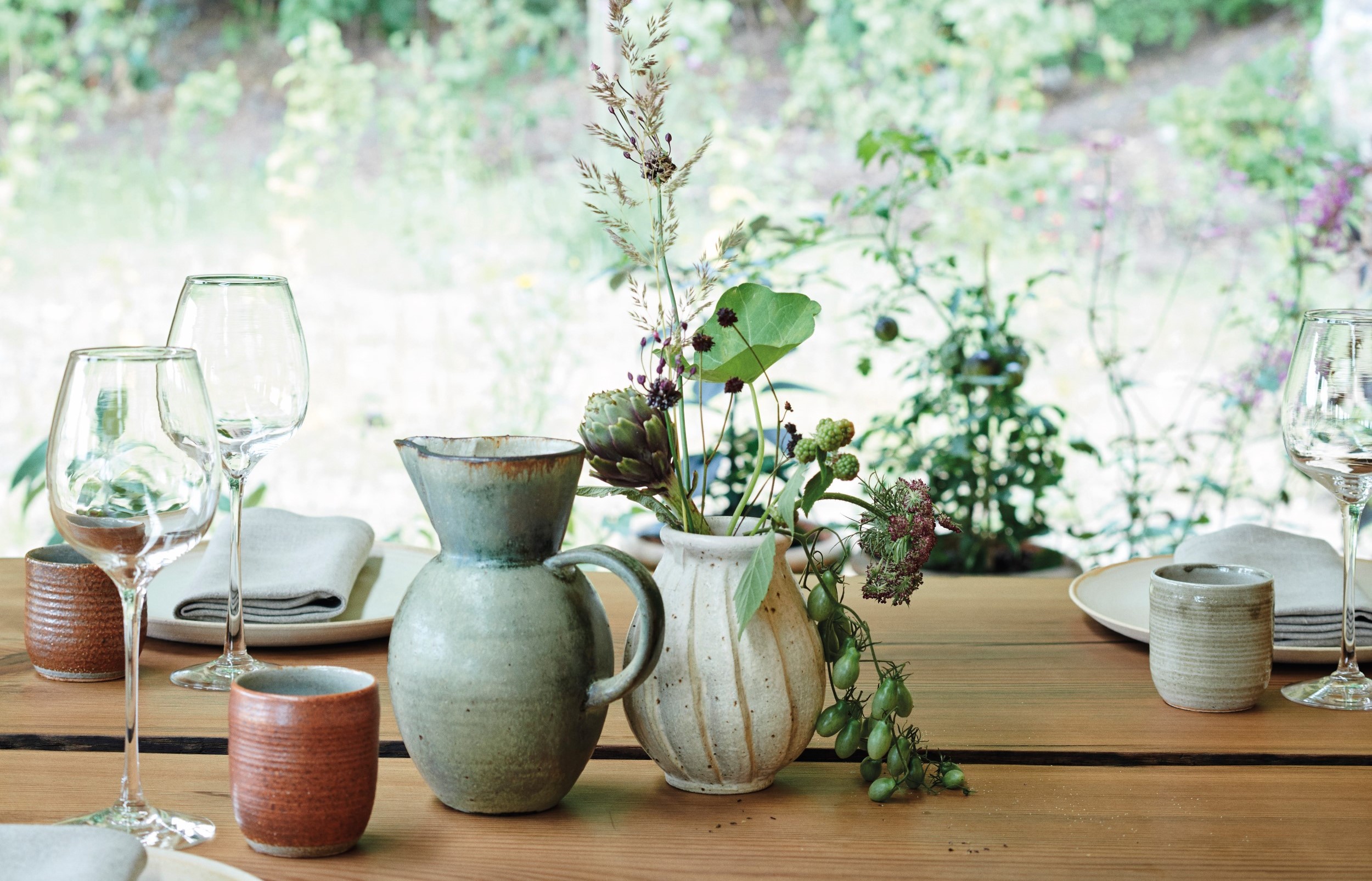 noma 餐廳內充滿手工質感的樸實花器和茶杯器皿，與戶外的自然綠意相互輝映。