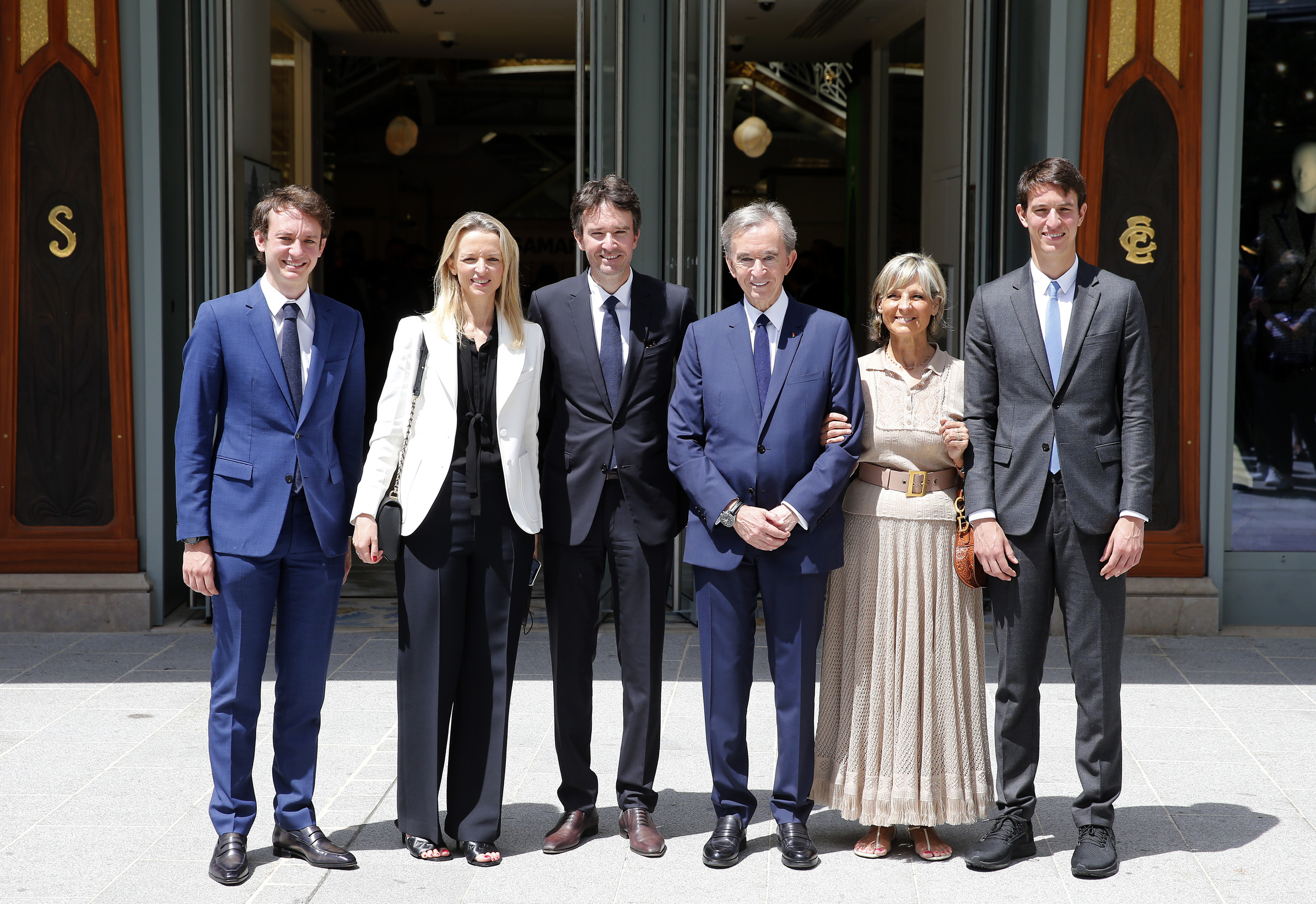 LVMH 集團的董事長 Bernard Arnault ( 右三) 與其妻子 ( 右二)，以及他的四個孩子，誰將成為 LVMH 千億帝國的接班人？