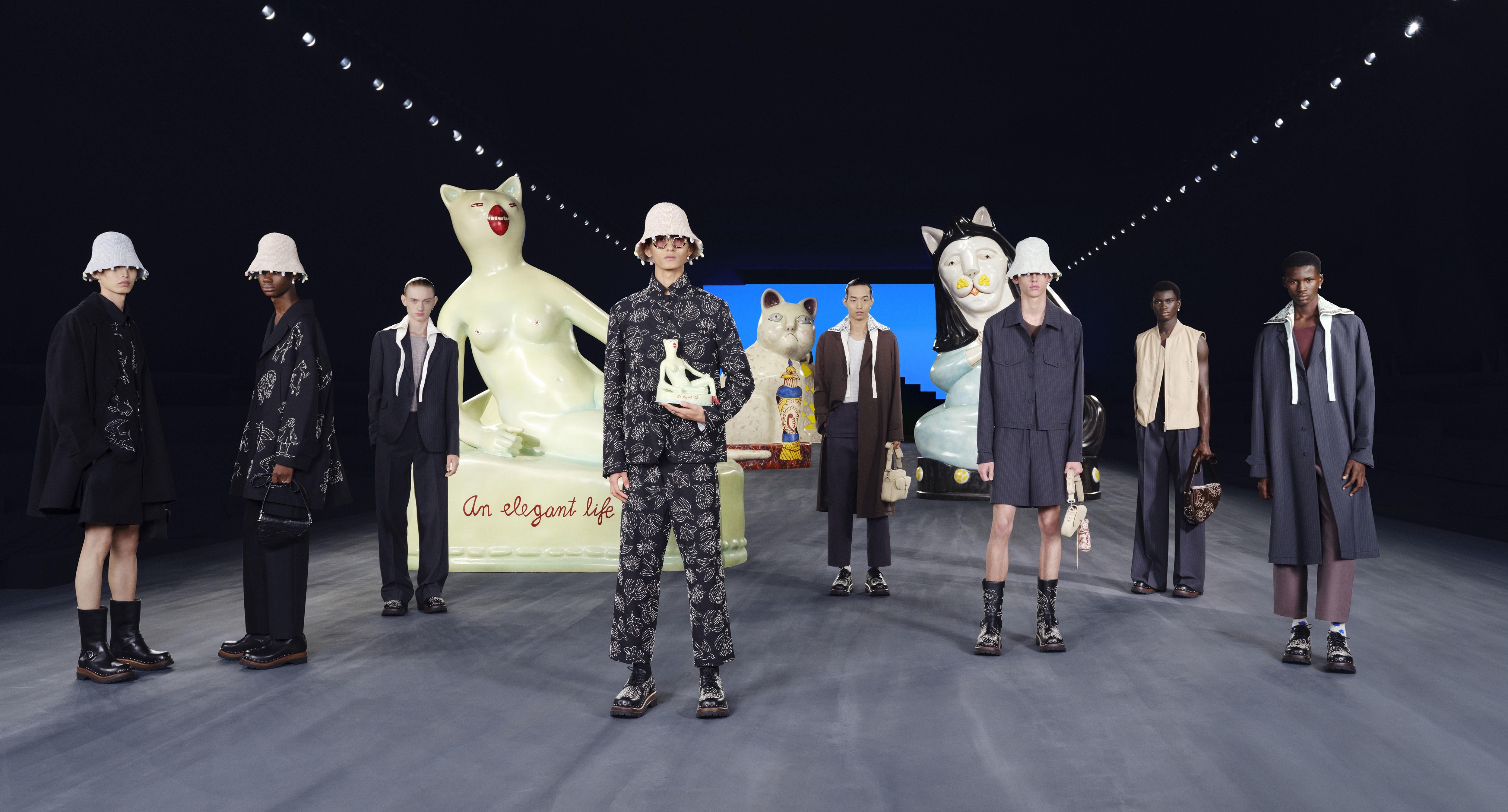 穿梭于巨大而迷人的陶瓷雕塑间的 Dior 2005 男装大秀，品牌秉承取材 Hylton Nel 为灵感的主题。